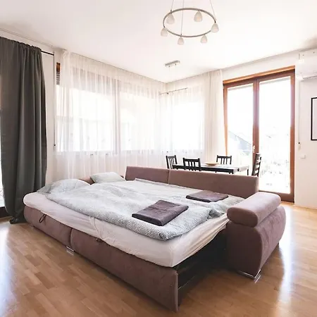 Appartement Bright Downtown Balcony Retreat *