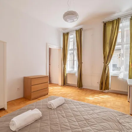 Quiet Central Near Heroes Square By Cavaland * Budapest