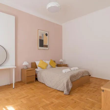 Apartment Quiet Central Near Heroes Square By Cavaland