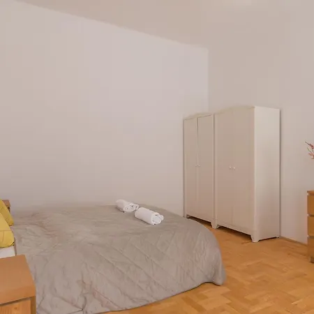 Quiet Central Near Heroes Square By Cavaland Apartment *