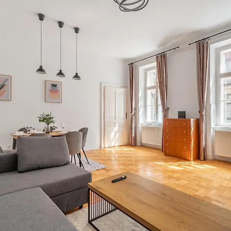 Apartment Quiet Central Near Heroes Square By Cavaland *