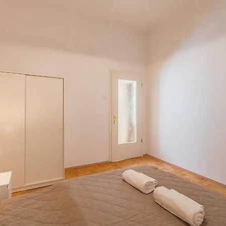 Quiet Central Near Heroes Square By Cavaland Apartment *