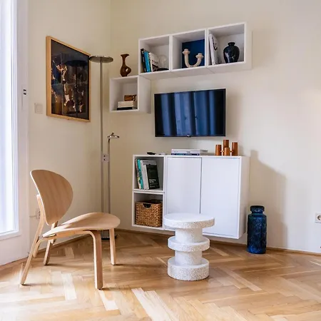 Pannonia View Delight Apartamento *