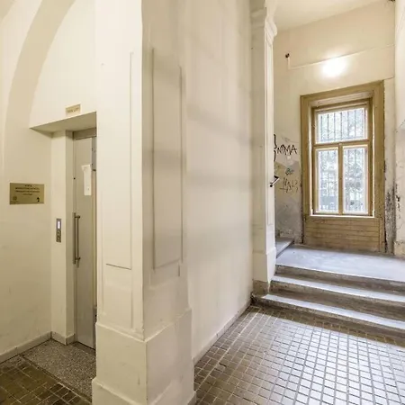 Secluded Spacious Oasis-best Location In Downtown *