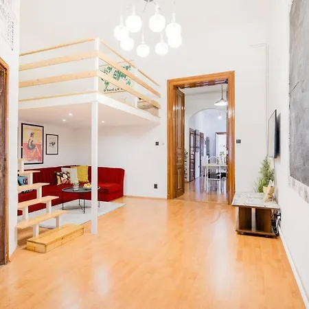 Secluded Spacious Oasis-best Location In Downtown Apartment