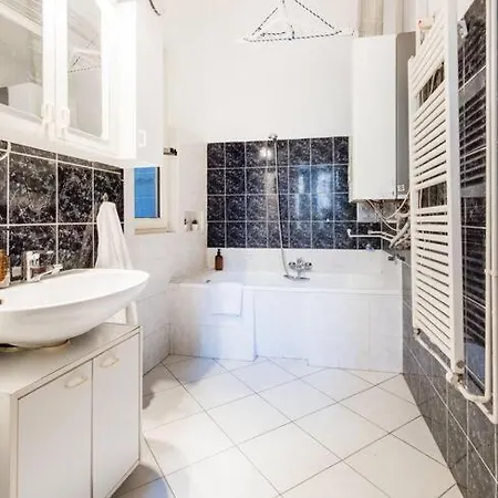 Secluded Spacious Oasis-best Location In Downtown Apartment *