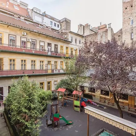 Apartment Secluded Spacious Oasis-best Location In Downtown Budapest