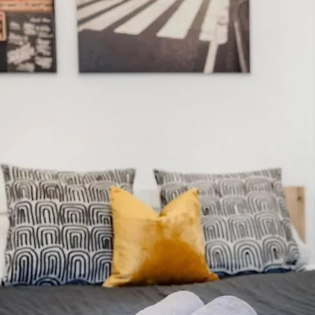 Secluded Spacious Oasis-best Location In Downtown Apartment