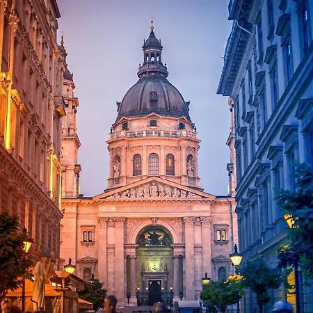 Secluded Spacious Oasis-best Location In Downtown * Budapest