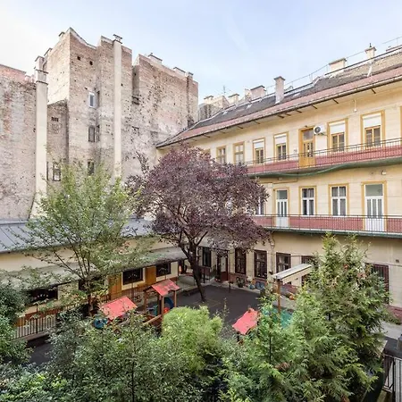 Secluded Spacious Oasis-best Location In Downtown * Budapest