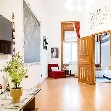 Secluded Spacious Oasis-best Location In Downtown
