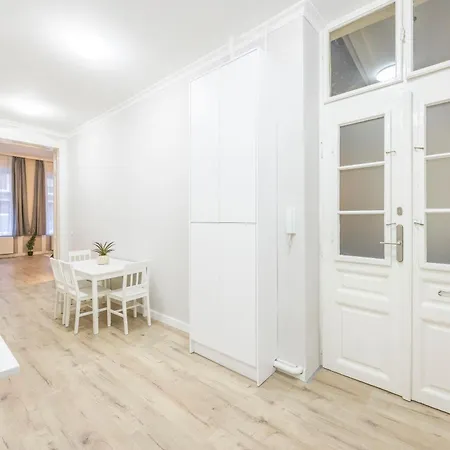 Cozy Leo In The Heart Of Apartment