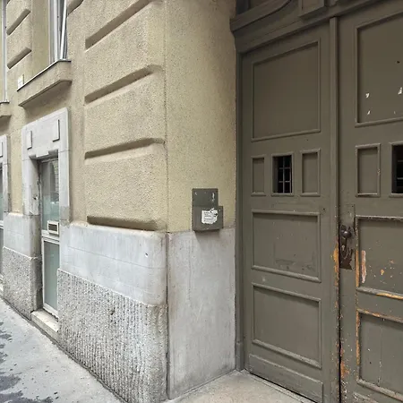 Cozy Leo In The Heart Of Budapest