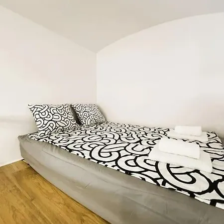 Benetton Stlye - Freedom In Blue And Organge Apartment *