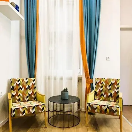 Benetton Stlye - Freedom In Blue And Organge Apartment
