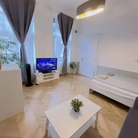 Quiet In Center Apartment
