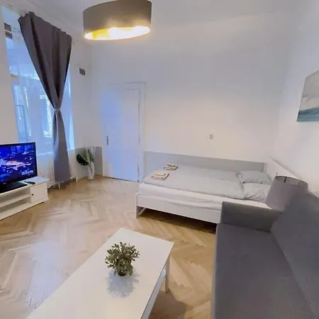 Quiet In Center Apartment
