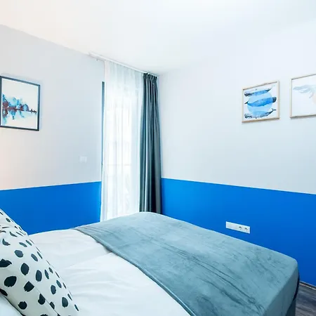Very - Free Parking - Balcony Apartment *