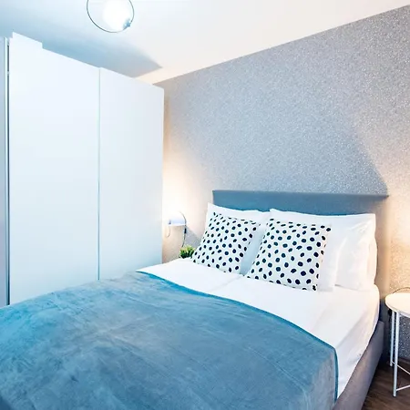 Very - Free Parking - Balcony Apartment *