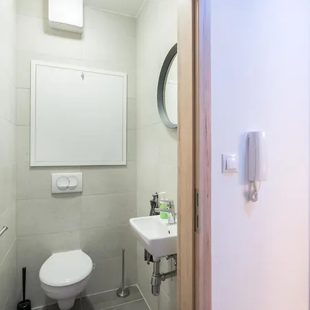 Very - Free Parking - Balcony Apartment