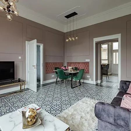Elegant & Stylish Luxury Living Apartment