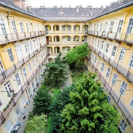 Apartment Gozsdu Dream Luxury 3 Double Bed Centre *