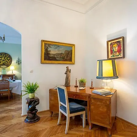Spacious In Centre With Fireplace Apartment Budapest