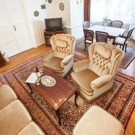 Haus In Mit Grossem Garten Fuer Familien Und Hund Holiday home Budapest