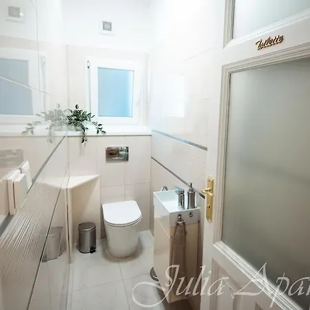 Apartment Julia - 2 Bedrooms, 2 Bathrooms, 90 Sqm Budapest