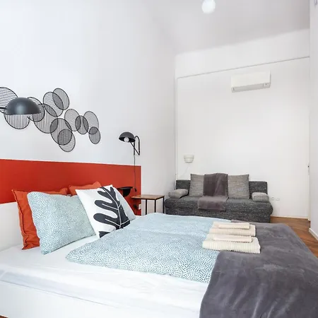 R61 Rakoczi Apartment *
