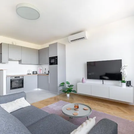 Spacious And Freshly Renovated Budapest