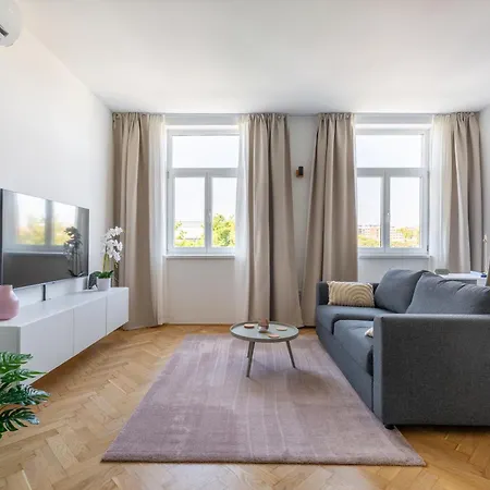 Spacious And Freshly Renovated Apartment *