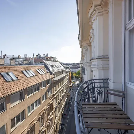 Apartment Exclusive & Cozy W' Balcony *