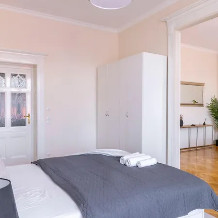 Exclusive & Cozy W' Balcony Apartment *