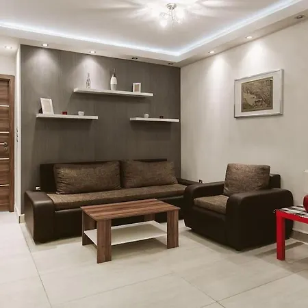 Neat & Comfy Near The Danube Apartment