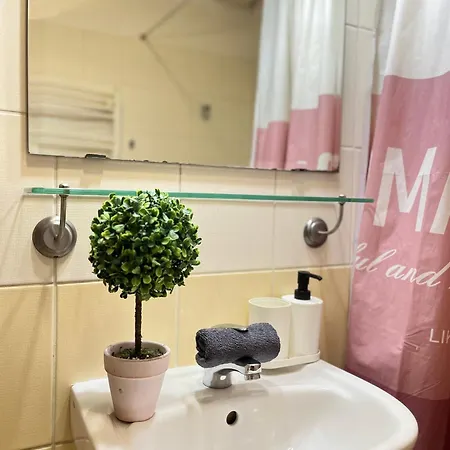 Nearby Keleti Station Apartment *