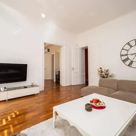 Luxury 2bdr In Apartment