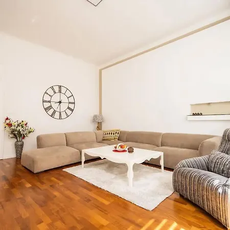 Apartment Luxury 2bdr In *