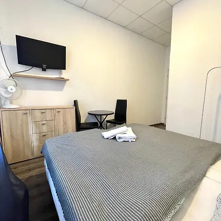 בית אירוח Aradi With Private Bathroom In The Centre