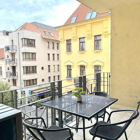 Spacious 3-bedroom With Balcony & Free Parking Apartment Budapest