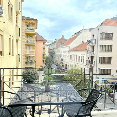 Apartment Spacious 3-bedroom With Balcony & Free Parking *