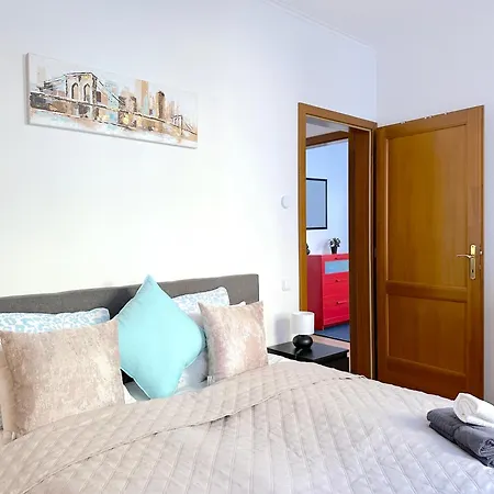 Spacious 3-bedroom With Balcony & Free Parking Apartment *