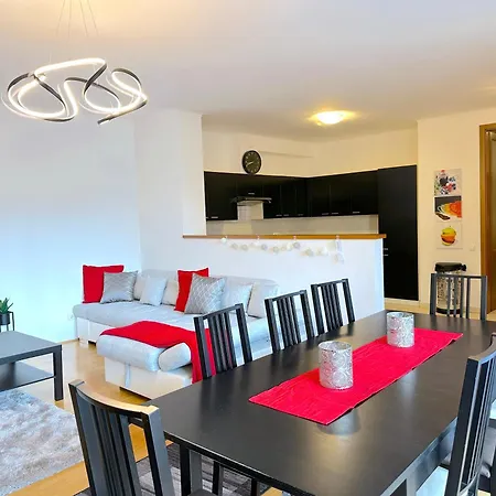 Apartment Spacious 3-bedroom With Balcony & Free Parking