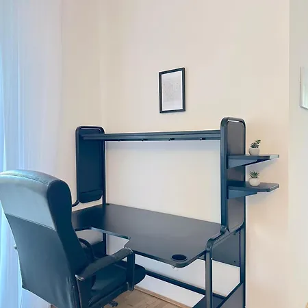 Spacious 3-bedroom With Balcony & Free Parking Apartment *