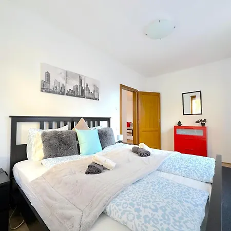 Apartment Spacious 3-bedroom With Balcony & Free Parking *