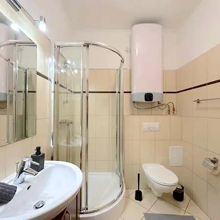 Apartment Spacious 3-bedroom With Balcony & Free Parking
