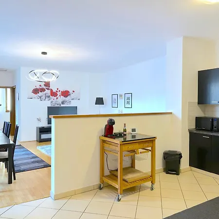 Spacious 3-bedroom With Balcony & Free Parking Apartment *