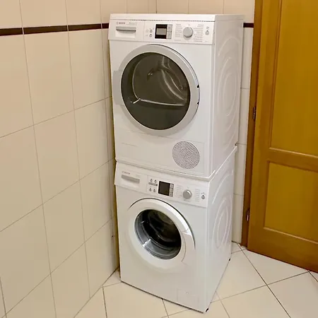 Apartment Spacious 3-bedroom With Balcony & Free Parking *