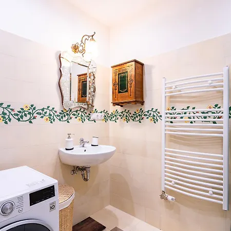 Apartment Luxury Art Nouveau Next To Parliament Building Budapest