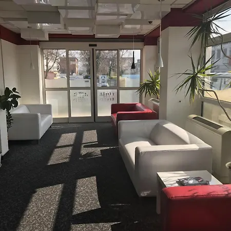 Only 15 Minutes To Center, Free Secure Parking Hotel 3*